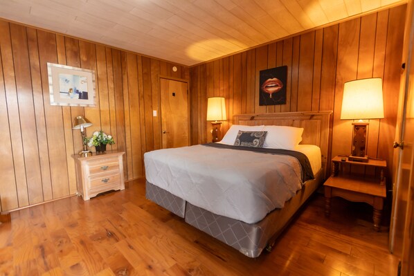 5 bedrooms, iron/ironing board, free WiFi, bed sheets - Experience comfort near entertainment! 5-min drive to Santander Arena (Reading)