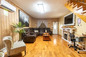 Smart TV, music library - Experience comfort near entertainment! 5-min drive to Santander Arena (Reading)