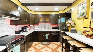 Een koelkast, een magnetron, een oven, een kookplaat