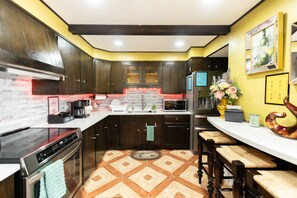 Fridge, microwave, oven, stovetop - Experience comfort near entertainment! 5-min drive to Santander Arena (Reading)