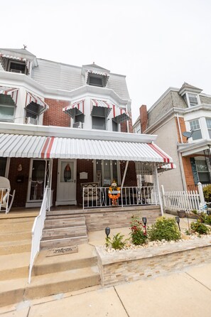 Exterior - Experience comfort near entertainment! 5-min drive to Santander Arena (Reading)