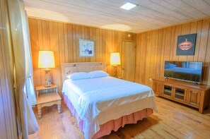 5 bedrooms, iron/ironing board, WiFi, bed sheets