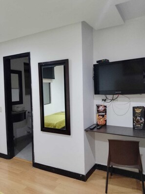 Escrivaninha, espaço de trabalho para notebook