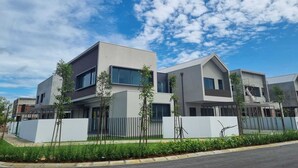 Un área residencial moderna con casas contemporáneas que destacan por sus amplios ventanales y techos planos.