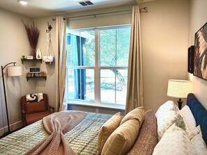 3 bedrooms, desk, iron/ironing board, travel crib