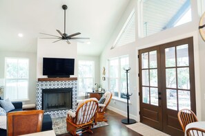 スマートテレビ、暖炉、書庫