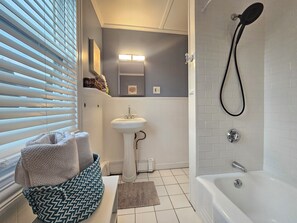 Secadora de cabello, toallas, jabón, shampoo 