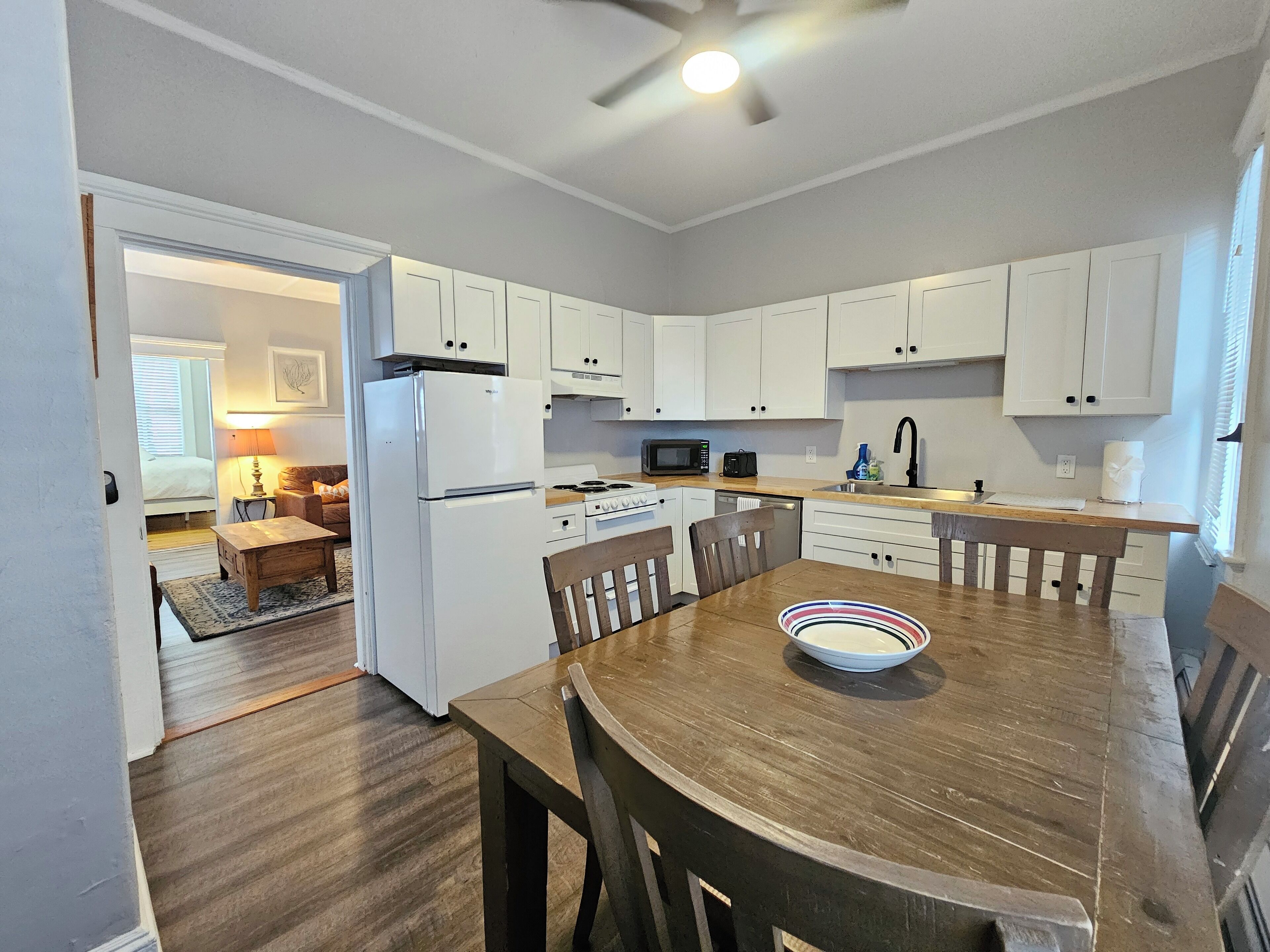 ثلاجة، ميكروويف، فرن، موقد طهي مسطح