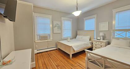 Rosie- Pet-Friendly Historic Downtown Newport Apartment - 3BR, 1.5BA, w/ Parking