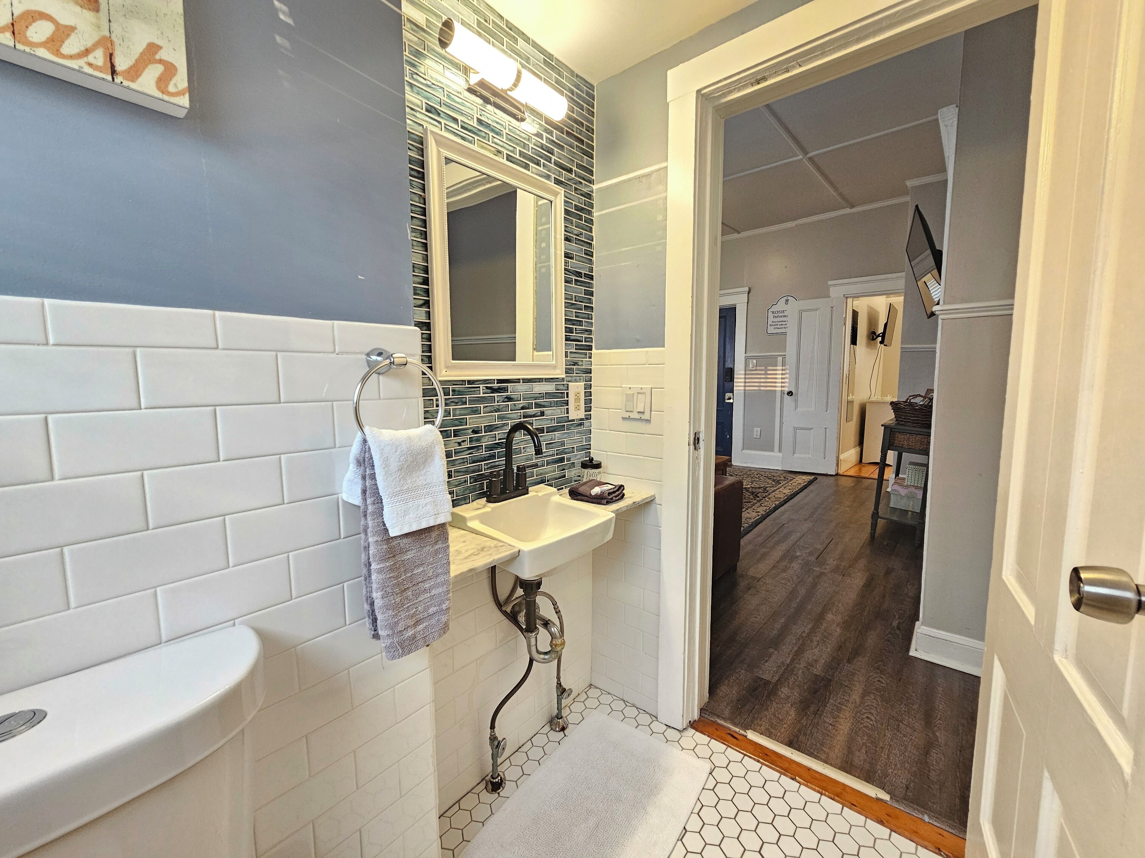 Sèche-cheveux, serviettes fournies, savon, shampoing