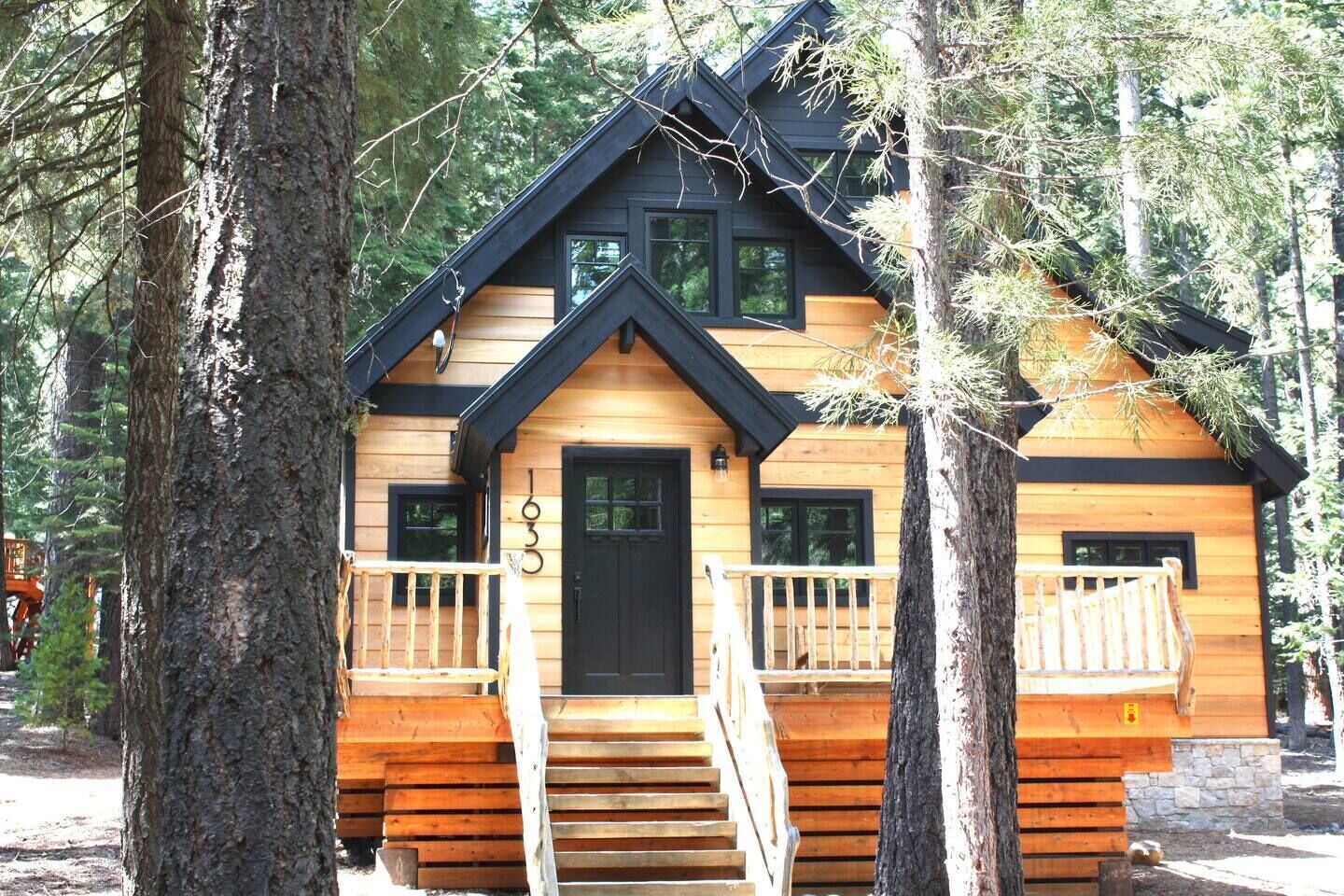 Modern cabin. Hot tub, private HOA beach access.