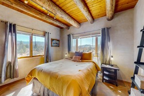 2 bedrooms, Internet, bed sheets - Dog-friendly home with amazing Taos Mountain & El Salto views, W/D, & jetted tub (Taos)