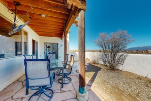 Outdoor dining - Dog-friendly home with amazing Taos Mountain & El Salto views, W/D, & jetted tub (Taos)