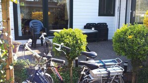 Een laag, rechthoekig gebouw met een terras.