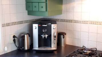 Een koelkast, een magnetron, een kookplaat