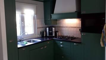 Kylskåp, mikrovågsugn, spishäll och kaffe- och tebryggare