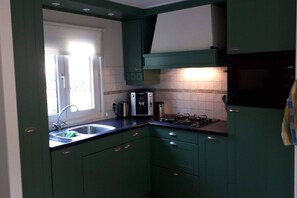 Fridge, microwave, stovetop, coffee/tea maker