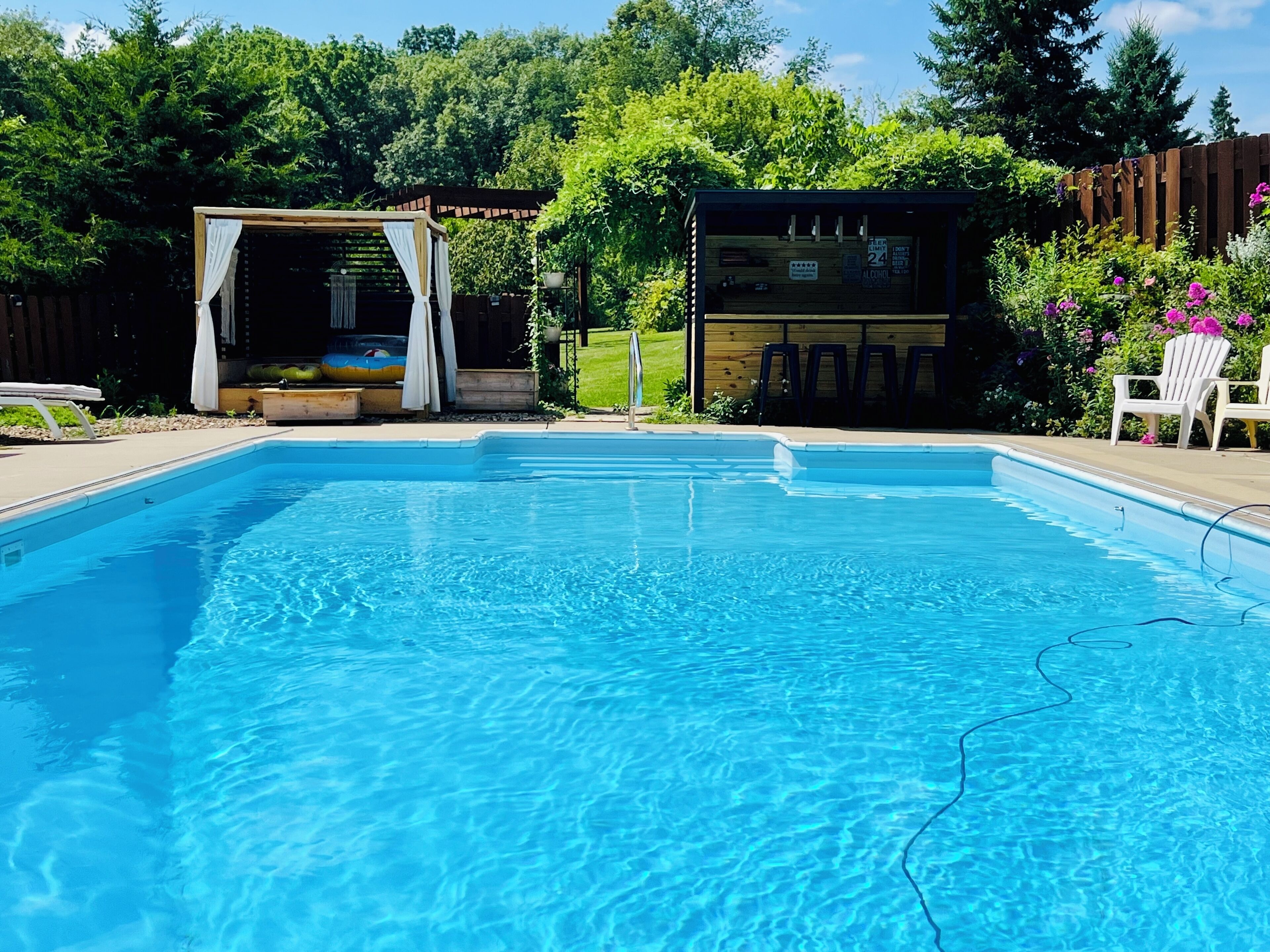 Utomhuspool och uppvärmd pool