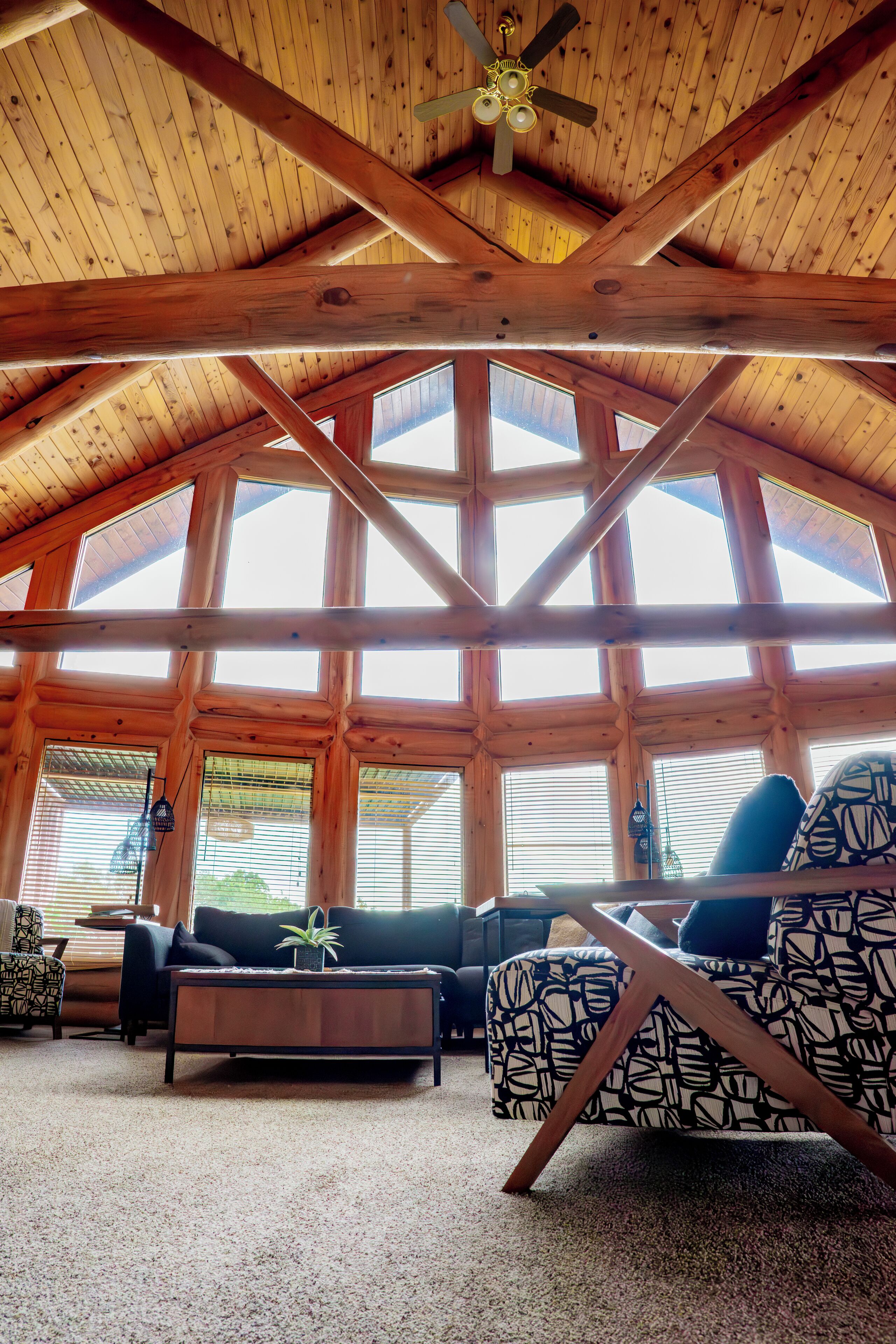 TV connectée, cheminée, jeux vidéo, baby-foot