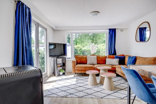 Cozy Veluwe forest chalet with an atmospheric pellet stove.