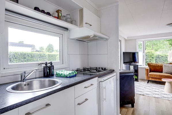 Refrigerador, cafetera/tetera, silla alta para bebés