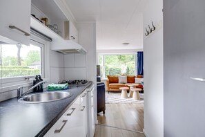 Kühlschrank, Wasserkocher mit Kaffee-/Teezubehör, Hochstuhl