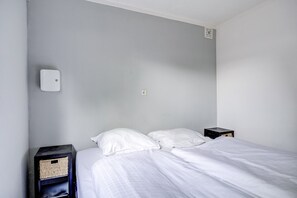 2 makuuhuonetta, työpöytä, Wi-Fi, vuodevaatteet