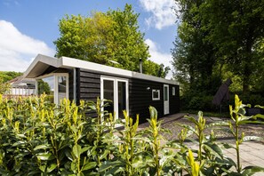 Exterior - Cozy Veluwe forest chalet with an atmospheric pellet stove. (Putten)