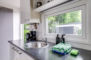 Jääkaappi, kahvin-/teenkeitin, syöttötuoli