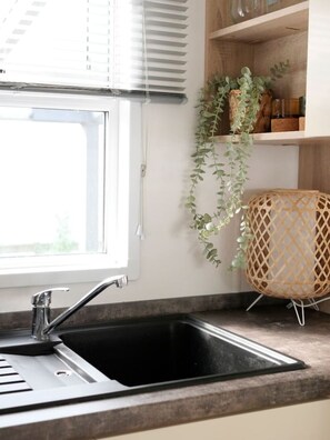 Een koelkast, een magnetron, een oven, een kookplaat