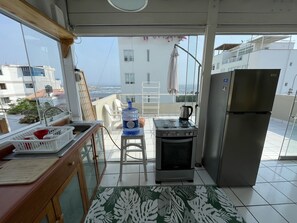 Private kitchen - Top-Floor Penthouse with Sunroom & Patio Overlooking the Waves – Punta Hermosa (San Miguel)