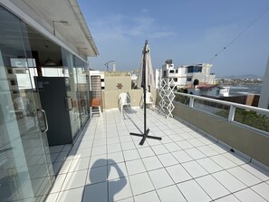 Terrace/patio - Top-Floor Penthouse with Sunroom & Patio Overlooking the Waves – Punta Hermosa (San Miguel)