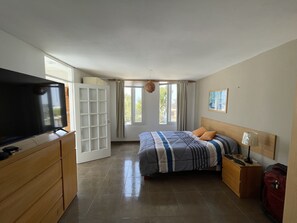 1 bedroom, WiFi, bed sheets - Top-Floor Penthouse with Sunroom & Patio Overlooking the Waves – Punta Hermosa (San Miguel)