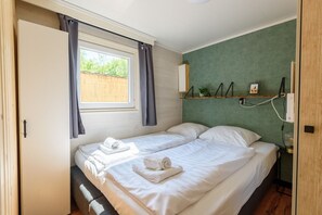 2 bedrooms, WiFi, bed sheets - Chalet on a quiet park close to the forest (Putten)