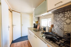 Geladeira, micro-ondas, cooktop, cafeteira/chaleira