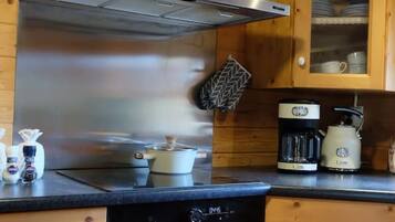 Een koelkast, een oven, een kookplaat, een koffiezetapparaat/waterkoker