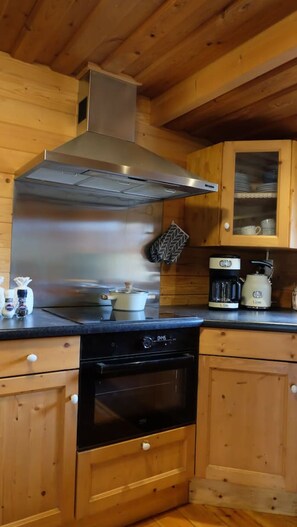 冷蔵庫、オーブン、コンロ、コーヒー / ティーメーカー