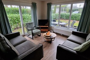 TV - Beautiful chalet in a stunning location surrounded by forest (Voorthuizen)