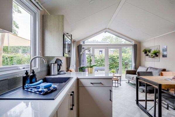 Kjøleskap, mikrobølgeovn, kokeplater og kaffetrakter/tekoker