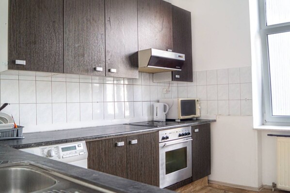 Fridge, microwave, oven, stovetop - Multiple Apartments& Rooms @The Heart of Vienna (Vienna)
