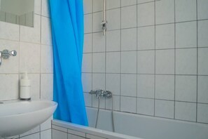 Secador de pelo, toallas, jabón y champú