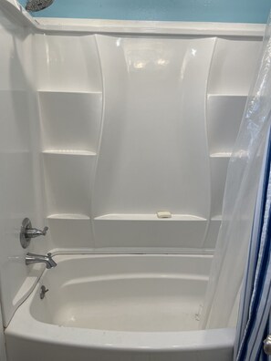 Douche, sèche-cheveux, serviettes fournies, savon