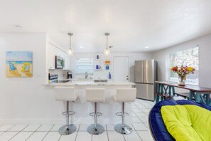 Fridge, microwave, oven, stovetop - Dog-friendly, renovated duplex with full kitchen, patio, central AC, gas grill (Sarasota)