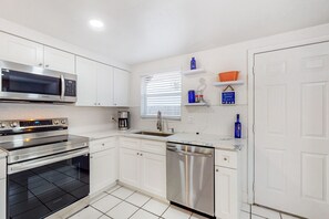 Fridge, microwave, oven, stovetop - Dog-friendly, renovated duplex with full kitchen, patio, central AC, gas grill (Sarasota)