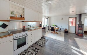 Jääkaappi, uuni, liesi, astianpesukone