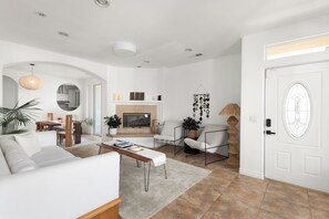 Smart TV, chimenea, oficina