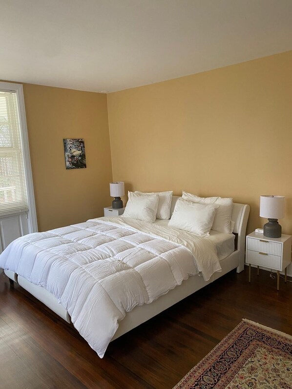 4 habitaciones, escritorio y tabla de planchar con plancha 