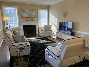 Smart TV, chimenea, reproductor de DVD y futbolito 