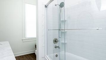 Douche, sèche-cheveux, serviettes fournies, savon