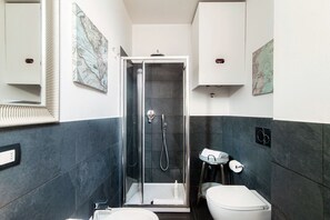 Dusche, Haartrockner, Bidet, Shampoo